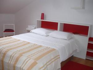 Tempat tidur dalam kamar di Casa de Hóspedes Porto Pim