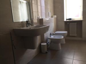 un bagno con lavandino e WC di 3Jolie Rooms a Verona