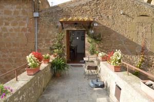 uma entrada para um edifício de pedra com vasos de plantas em Casa dei Lavatoi Pitigliano em Pitigliano