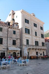 un edificio con mesas y sillas delante de él en Apartments Nerio, en Dubrovnik