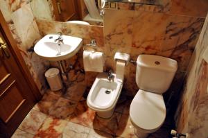 ラ・フランカにあるHotel Restaurante La Parraのトイレと洗面台付きのバスルーム +24枚の写真