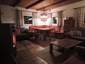 a living room with a table and a couch at Ferienhaus in absoluter Alleinlage in Edelschrott
