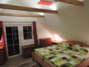 Säng eller sängar i ett rum på Gregor's Ferienhaus im Wald