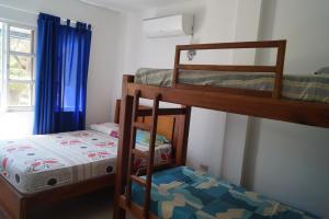 Двухъярусная кровать или двухъярусные кровати в номере Condominio Punta Bolivar
