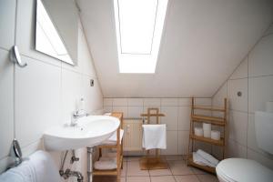 Ein Badezimmer in der Unterkunft Rheinauer Hof - bed & breakfast