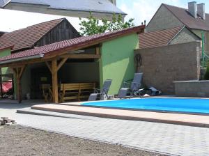 Bazén v ubytování Penzion U Tomášů nebo v jeho okolí