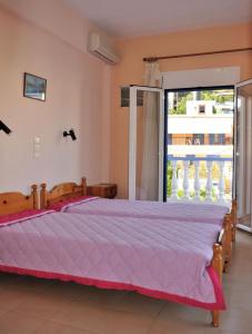 Postel nebo postele na pokoji v ubytování Ilias Studios - Rooms + 12 fotografií