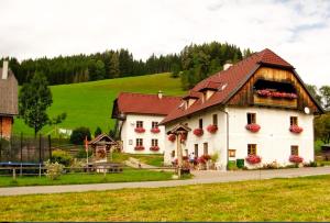 a large white house with a brown roof at Romantikzimmer Jakobbauer in Turnau