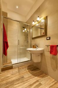 La salle de bains est pourvue d'un lavabo et d'une douche. dans l'établissement B&B Casa Rossella, à Bari
