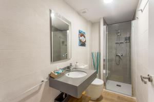 een badkamer met een wastafel en een douche bij City Garden Bed and Breakfast in Valencia +47 foto's