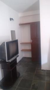 A television and/or entertainment centre at Hostel Tabapiri