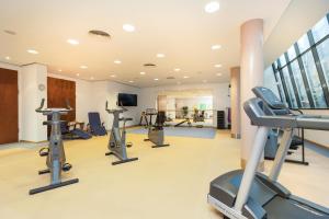 una palestra con tapis roulant e attrezzature cardio in un edificio di Living Hotel Weißensee a Berlino