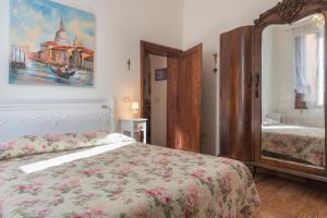 a bedroom with a bed and a painting on the wall at La Galea in Venice
