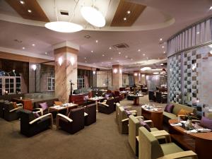 ソウルにあるホテル サムジョンのテーブルと椅子が備わるレストラン