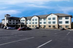 a parking lot in front of a large building at Extended Stay America Select Suites - Chicago - Lisle in Lisle