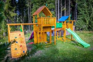 Ο χώρος παιχνιδιού για παιδιά στο Horský Hotel Kristína