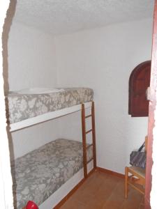 ランペドゥーザにあるCasa a Calacretaのベッドルーム1室(二段ベッド2組付)