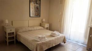 ラグーザにあるカーザ ヴァカンツェ アンティカ イブラのベッドルーム1室(ベッド1台、タオル2枚付)