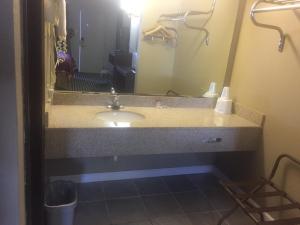 bagno con lavandino e specchio di America's Best Inn & Suites Eureka a Eureka