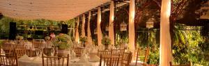 uma sala com mesas brancas e cadeiras com flores em Hotel Boutique La Casona del Cafetal em Cachí