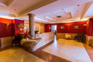 The lobby or reception area at Hotel Kandler