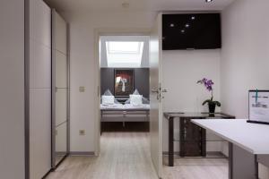 a kitchen with a hallway leading to a bedroom at Hotel Rühen, 24 Stunden Check in, Küche, kostenfreie Parkplätze in Rühen