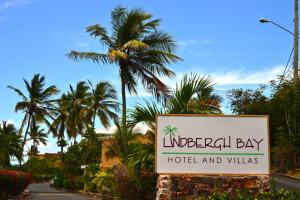 un cartel frente a un hotel y villas en Lindbergh Bay Hotel, en Lindbergh Bay