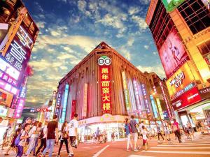 台北陆号行旅万年馆的一群人穿过城市的街道