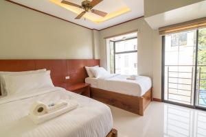 Giường trong phòng chung tại Coral Cliff Hotel