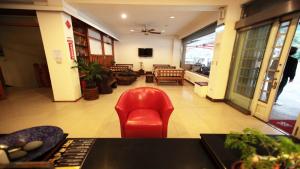 a room with a red chair in a building at Liwu Hotel Taroko in Fushi