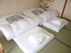 Postel nebo postele na pokoji v ubytování Sudomari Hotel Roman Tsutsuji