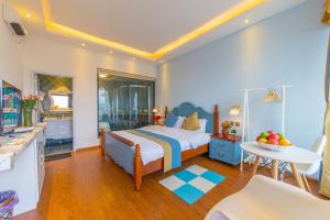 una camera da letto con un letto e un bagno di Mengyuanju Boutique Inn a Dali