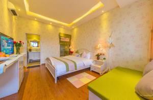 una piccola camera con letto e lavandino di Mengyuanju Boutique Inn a Dali Altre 37 foto