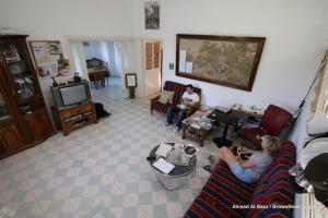 un grupo de personas sentadas en una sala de estar en Auberg-Inn Guesthouse en Jericho