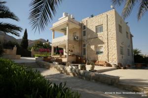 Un edificio con un orologio sul lato. di Auberg-Inn Guesthouse a Jericho