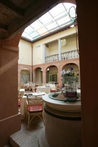 una stanza con tavolo e sedie in un edificio di Hotel Locanda Di Bagnara a Bagnara di Romagna