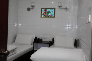 Un pat sau paturi într-o cameră la Om Guest House