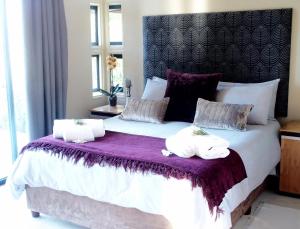 A bed or beds in a room at Kalanderkloof cottage