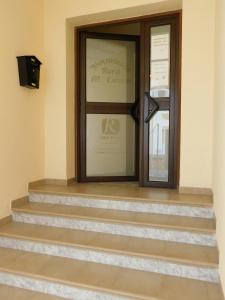 una puerta de cristal con escaleras delante en Alojamiento Mª Carmen, en El Real de la Jara
