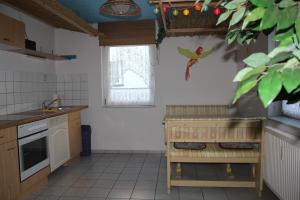 une petite cuisine avec une table et une fenêtre dans l'établissement Ferienwohnungen Sansibar, à Kasnevitz