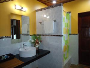 A bathroom at Sea Breeze House, Naiplao Beach