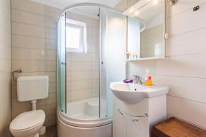 W łazience znajduje się toaleta, umywalka i prysznic. w obiekcie Apartments Gloria w mieście Ližnjan +37 zdjęć