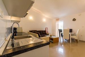 Kuchyň nebo kuchyňský kout v ubytování Apartments Gloria
