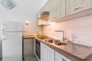 Kuchyň nebo kuchyňský kout v ubytování Apartments Gloria