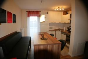 una pequeña cocina con una mesa de madera en una habitación en Ferienwohnung Weinberg, en Gründau