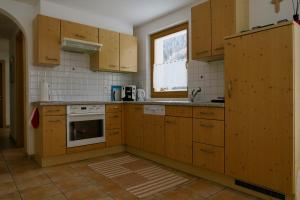 Virtuvė arba virtuvėlė apgyvendinimo įstaigoje Apartment MEZPRA