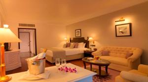 Postel nebo postele na pokoji v ubytování Hotel Royal Orchid Bangalore