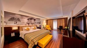 Postel nebo postele na pokoji v ubytování Hotel Royal Orchid Bangalore