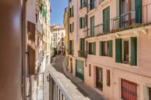 una vista de un callejón entre dos edificios en Appartamento Arco en Padova