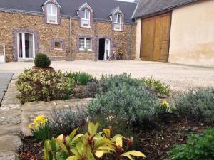 una casa con un jardín delante de ella en La Ferme du bois Paris, en Ermenonville-la-Petite